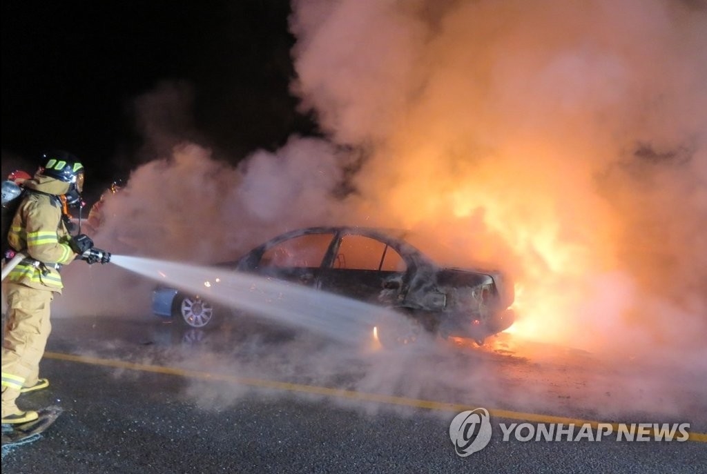 영주 차량 화재, 뒷좌석서 시신 2구 발견 "수사 중"