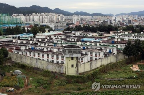 광주교도소 옛 부지서 시신 수십구 발견…법무부 "확인 중"