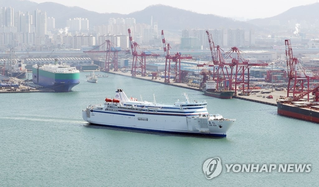 中 `사드 한한령` 풀렸나...카페리, 8년만에 100만명 넘어