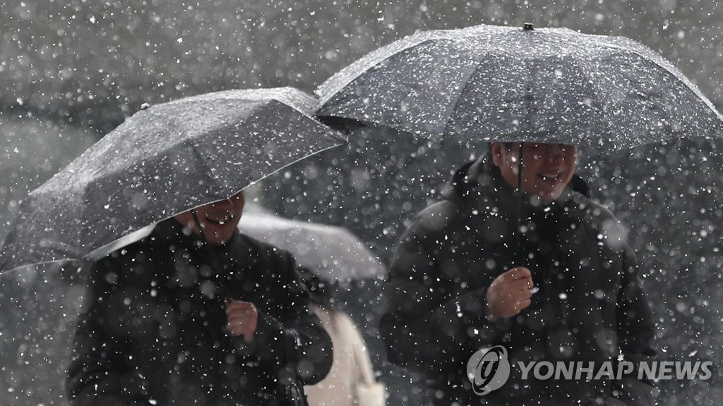 [날씨] 전국 구름 많고 수도권 눈 또는 비…미세먼지 `보통`