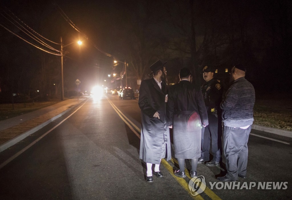 뉴욕주 종교행사에 괴한 흉기난동… 美 반유대인 범죄 잇따라