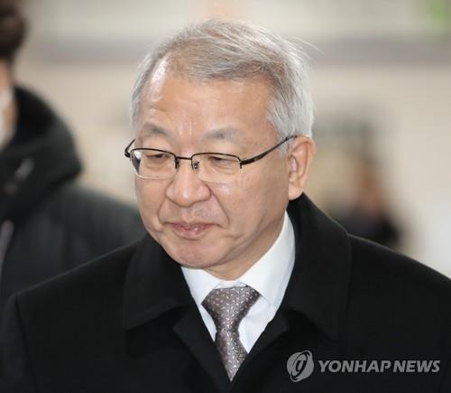 양승태 전 대법원장 `폐 수술`로 재판 연기… 2월 말 재개 예정
