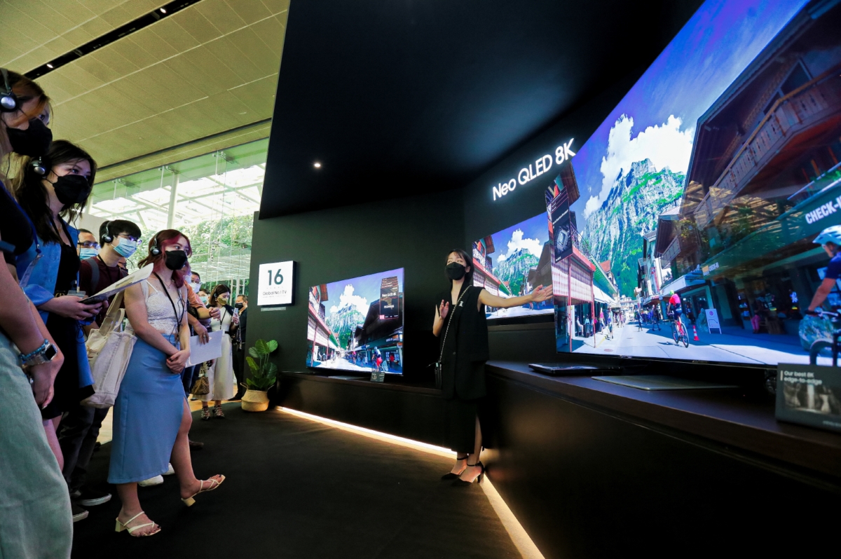 삼성전자가 13일 싱가포르 국립미술관에서 2022년 TV 신제품 출시 행사를 진행했다. 행사 참석자들이 `Neo QLED 8K` 제품을 체험하고 있는 모습