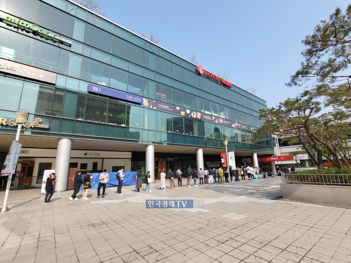 19일 오전 서울의 한 대형마트 앞에서 포켓몬빵을 구매하려는 시민들이 매장 오픈을 기다리고 있다. 