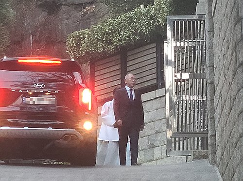 故정주영 명예회장 24주기 제사…정의선 등 범현대가 참석