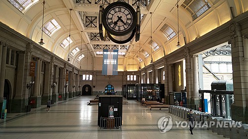 관세전쟁  경제위기 아르헨 놓고 영향력 확대 경쟁