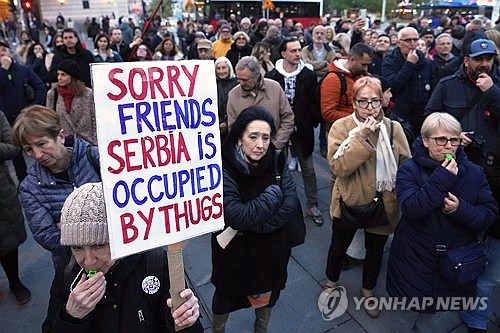 세르비아 반정부 시위 지지 외국인 추방에 국제사회 반발