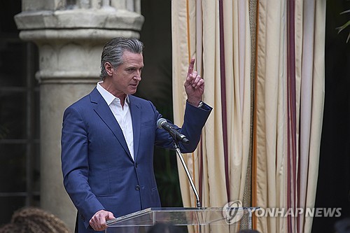 민주당 잠룡 캘리포니아 주지사 트럼프 관세에 소송