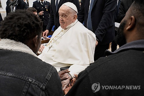 건강 회복하는 교황 부활절 앞두고 교도소 깜짝 방문