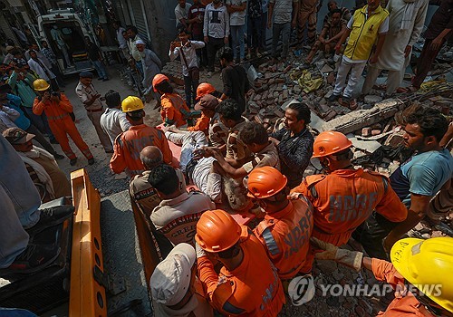 인도 뉴델리 외곽서 주거용 4층 건물 붕괴최소 11명 사망