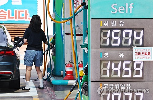 주유소 기름값 4주째 하락…"다음 주도 하향 안정세 예상"
