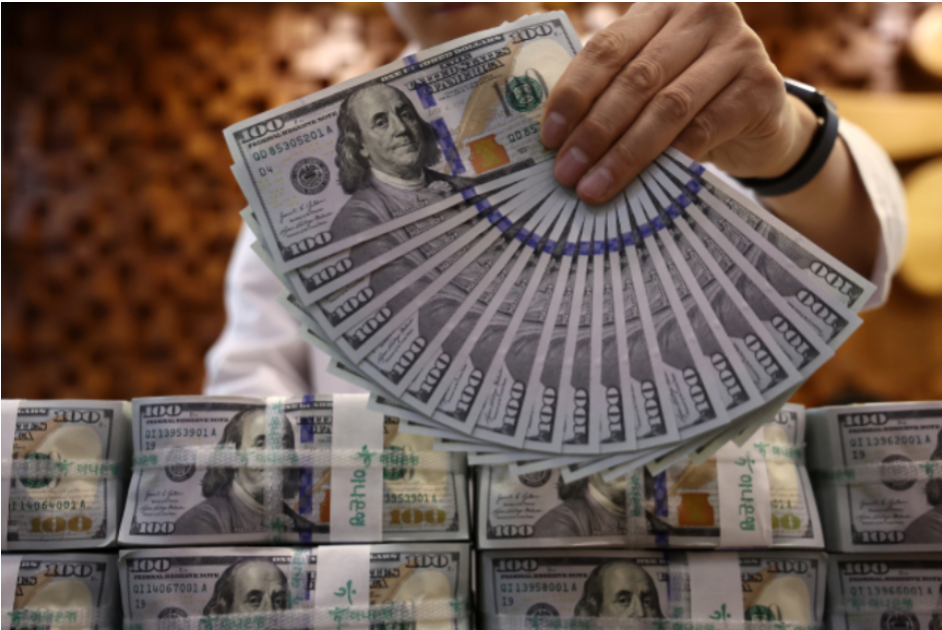 돌아온 강달러에 수익률 4배차…희비 엇갈렸다