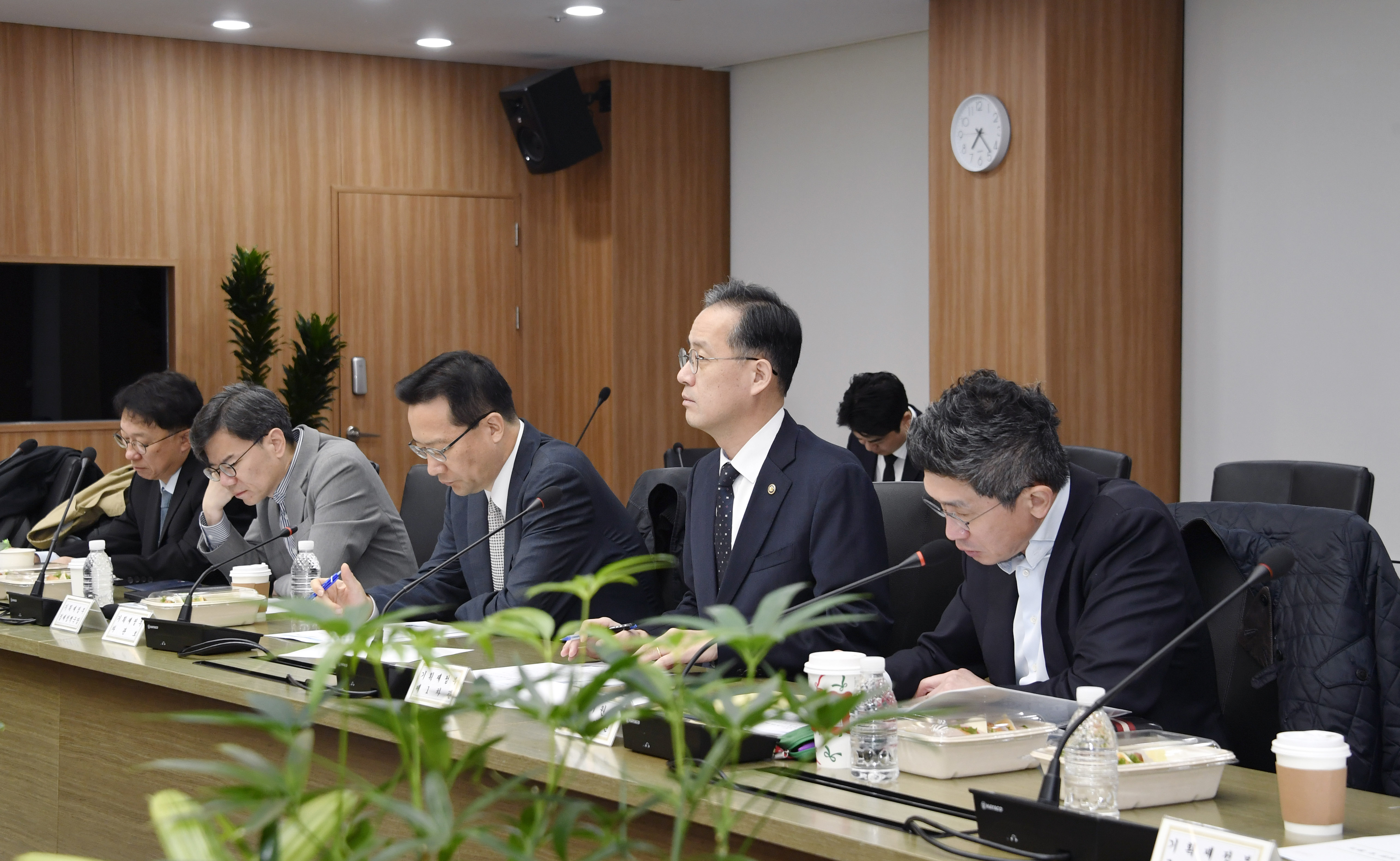 이형일 기획재정부 차관이 30일 서울 영등포구 한국수출입은행에서 열린 거시경제금융회의를 주재하고 있다.