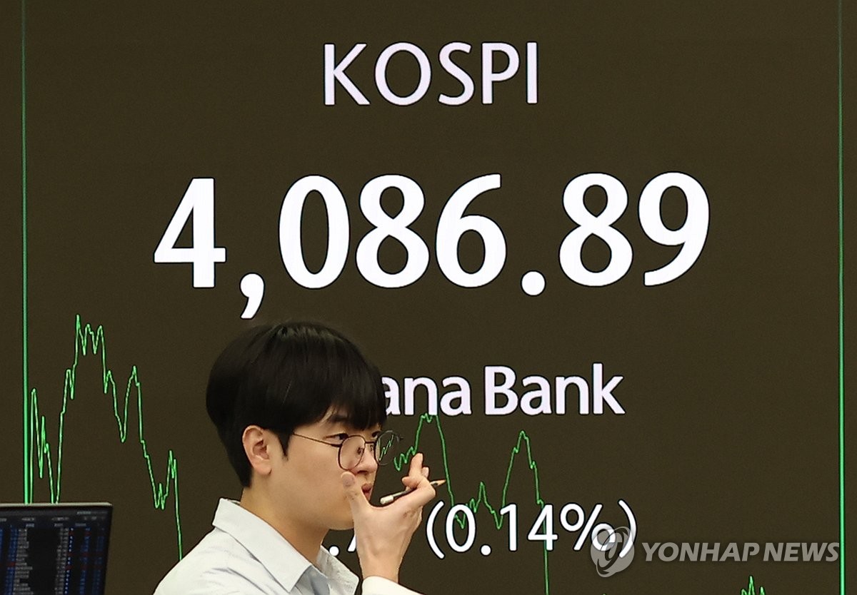 코스피가 5.74p(0.14%) 오른 4,086.89에 장을 종료한 30일 서울 하나은행 본점 딜링룸에서 직원들이 업무를 보고 있다. 사진=연합뉴스