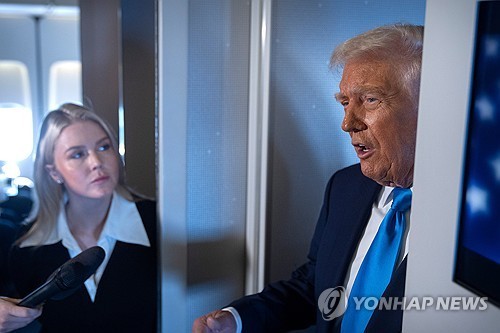 29일 일본에서 한국 향하는 에어포스원에서 트럼프 대통령과 레빗 대변인(왼쪽). 사진=AP·연합뉴스