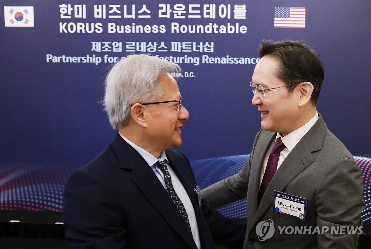 이재용 삼성전자 회장이 25일(현지시간) 미국 워싱턴DC 윌라드 호텔에서 열린 한미 비즈니스 라운드 테이블 리셉션에 참석해 젠슨 황 엔비디아 최고경영자(CEO)와 인사하고 있다. 2025.8.26 사진=연합뉴스