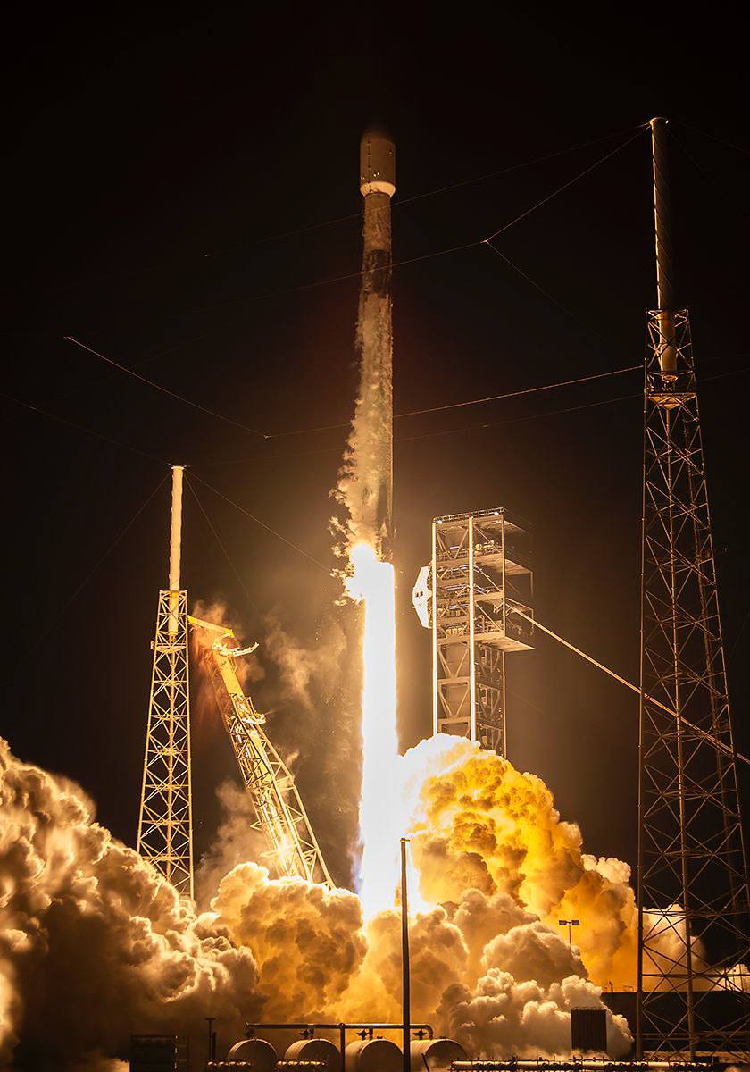 미국 현지 시간 2일 미 플로리다주 케이프 커너베럴 우주군기지에서 대한민국 정찰위성 5호기가 실린 스페이스X사의 팰컨-9 발사체가 발사되는 모습 (스페이스X 제공)