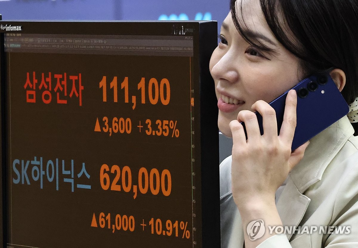 3일 서울 영등포구 한국거래소 홍보관 전광판에 코스피 지수 등이 표시되고 있다. 사진=연합뉴스