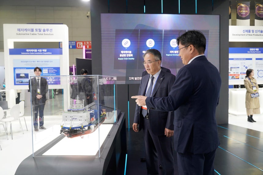 송종민 대한전선 대표이사 부회장이 5일 BIXPO 2025 대한전선 전시장을 둘러보고 있는 모습 (대한전선 제공)