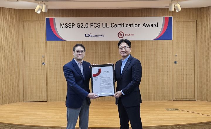 지난 4일 안양 글로벌 R&D 캠퍼스에서 (오른쪽)서장철 LS일렉트릭 전력연구개발본부장 겸 최고기술책임자(CTO)와 (왼쪽)웨슬리 궉(Wesley Kwok) UL 솔루션즈(UL Solutions) 신재생에너지 및 산업 자동화(EIA ; Energy & Industrial Automation) 총괄 부사장(VP& GM)이 수여식에서 기념 촬영을 하는 모습 (LS일렉트릭 제공)