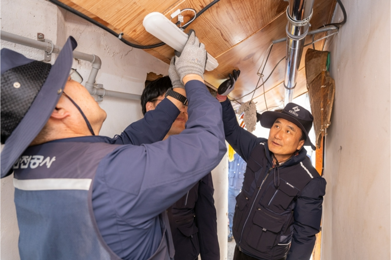 남화영 한국전기안전공사 사장이 5일 전북 부안 위도에서 노후 전기 설비를 점검하고 있다.