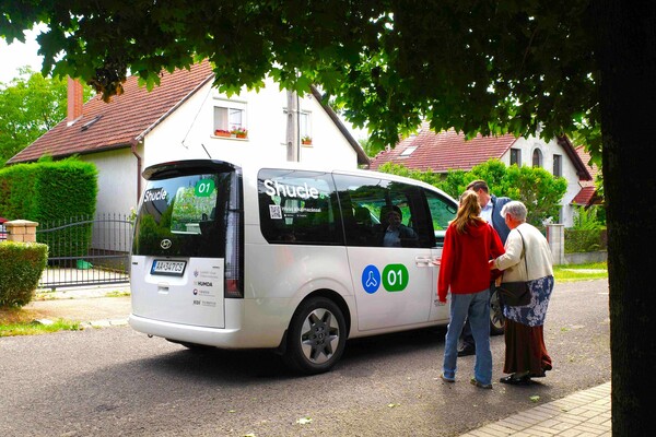 현대차·기아가 헝가리에서 진행된 수요응답교통(DRT) ‘셔클(SHUCLE)’의 시범 사업을 종료하면서 이 과정을 담아 공개한 영상의 갈무리 (현대차·기아 제공)