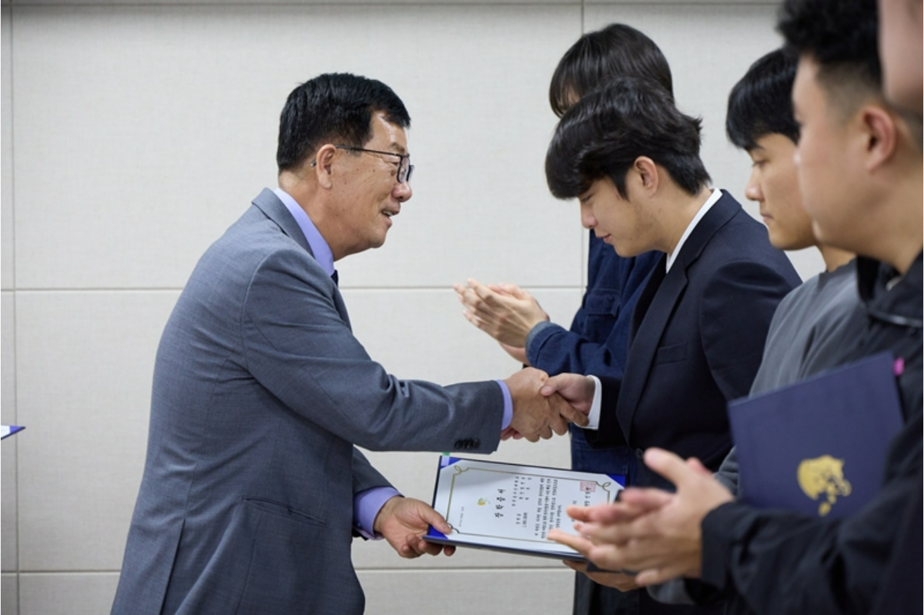 2025년 한우사랑 장학금 전달식'에서 민경천 한우자조금관리위원장이 장학증서를 전달하고 있다.