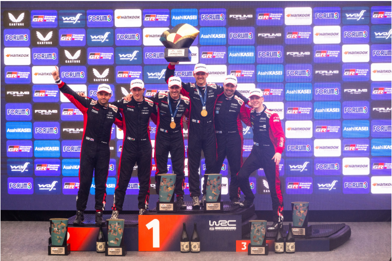 한국타이어가 레이싱 타이어를 독점 공급하는 국제자동차연맹(FIA) 주관 세계 최정상급 모터스포츠 대회 ‘2025 월드 랠리 챔피언십’의 13라운드 ‘일본 랠리'가 지난 9일 일본 아이치현 및 기후현 일대에서 종료됐다. (왼쪽부터) 2위 스콧 마틴-엘핀 에반스(토요타), 1위 빈센트 랑데-세바스티앙 오지에(토요타), 3위 마르코 살미넨-사미 파야리(토요타). (사진=한국타이어)