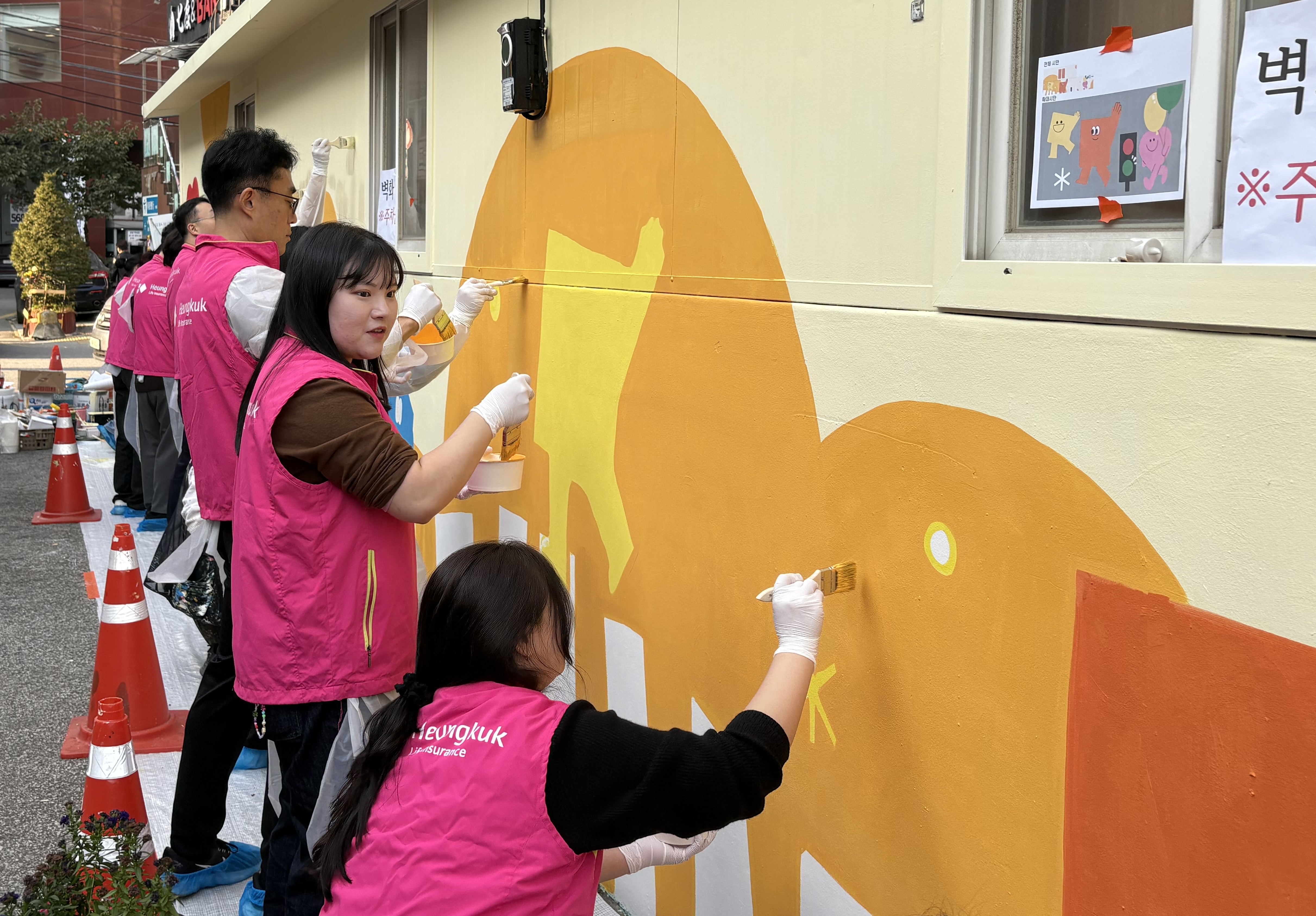  7일 서울 영등포구 대림2동 어린이집 인근 스쿨존에서 흥국생명 임직원들이 벽화그리기 봉사활동을 진행하고 있다. 사진=흥국생명