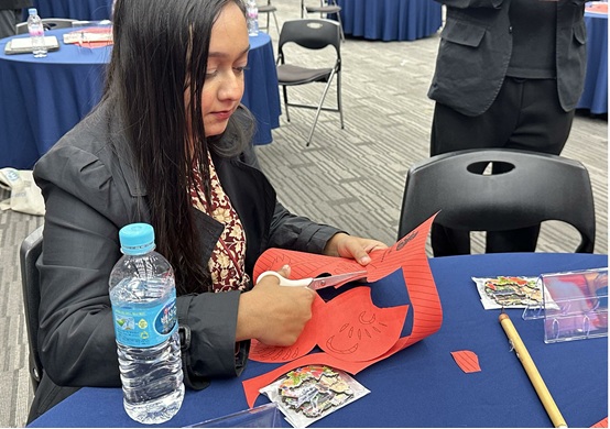 내빈들이 종이공예를 체험하고 있다 (사진=리하오(李好))