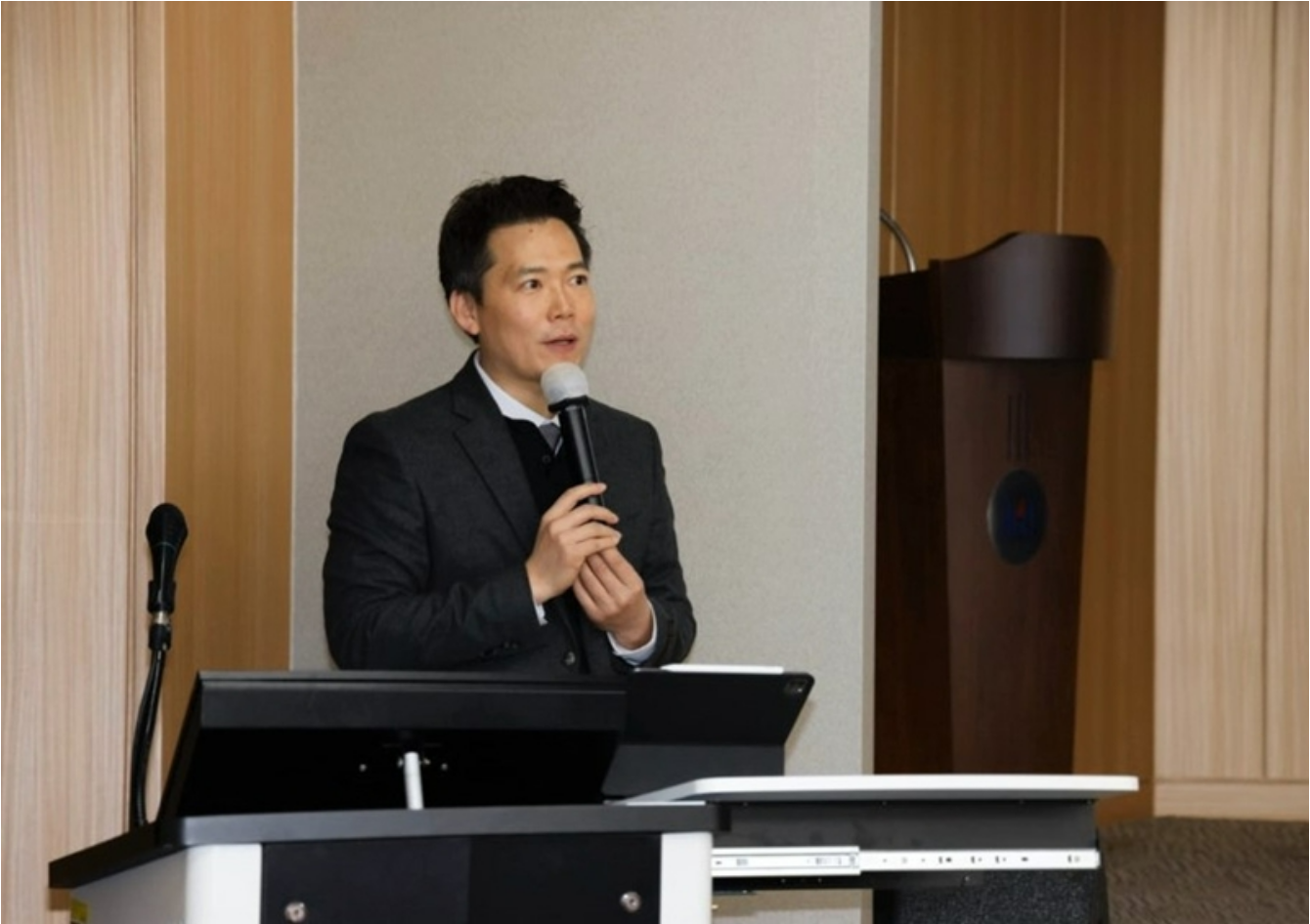 김징용 KTL 융복합시험인증센터장이 '2025 전기차 충전기 고객세미나'에서 '전기차 충전기 해외인증 및 국제 기술기준 동향'에 대해 발표하고 있다.