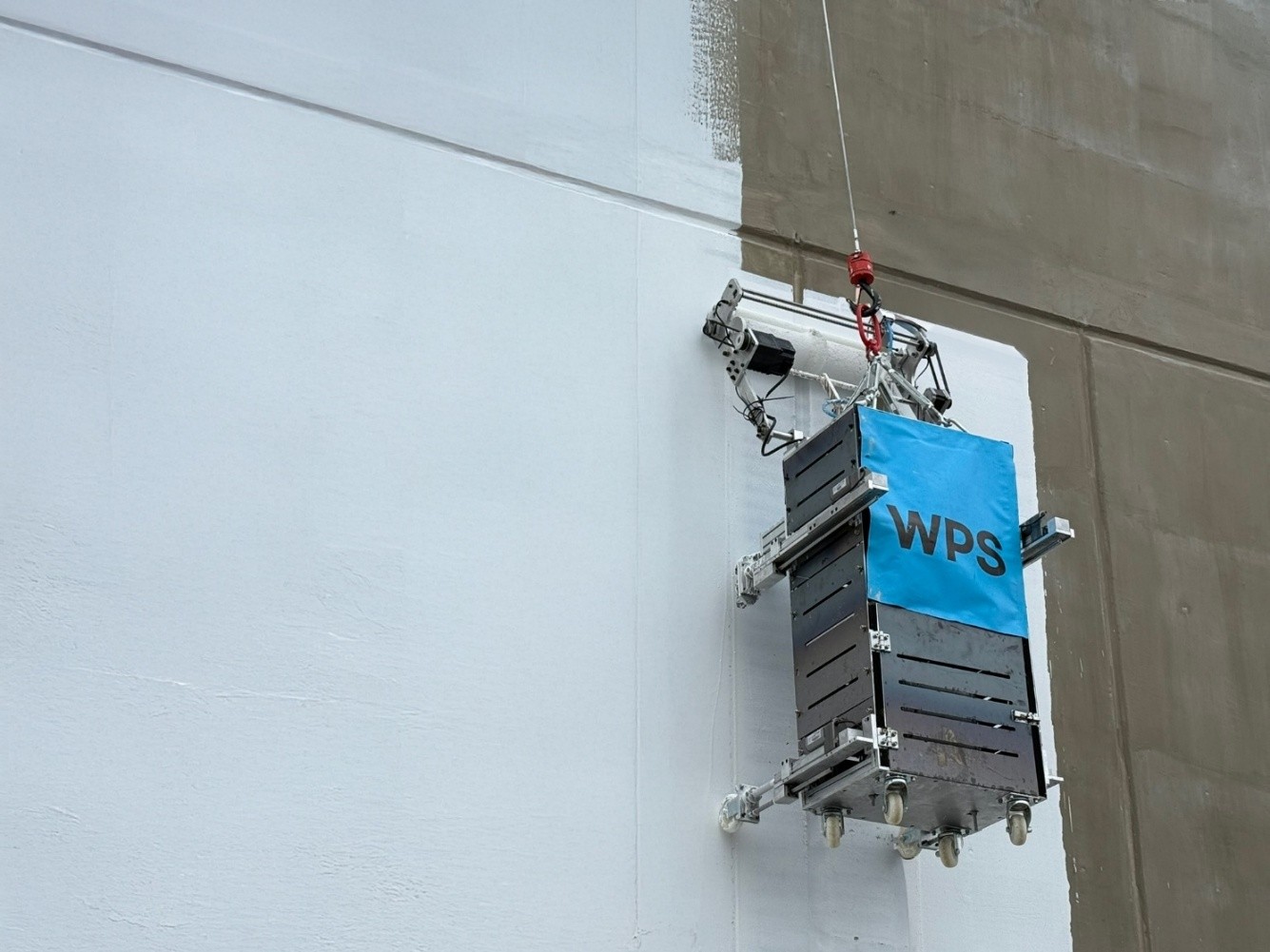 호반써밋 인천검단 AB19블록' 현장에서 실증 진행 중인 외벽도장로봇