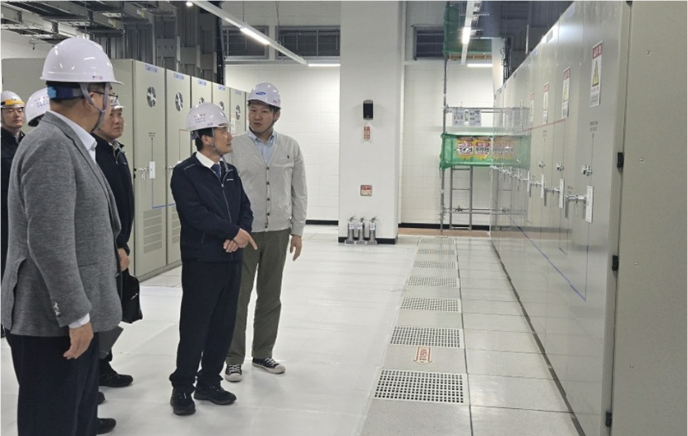 남화영 한국전기안전공사 사장(오른쪽 2번째)이 12일 서울 마포구 상암데이터센터에서 삼성SDS 김태현 그룹장과 대화를 나누고 있다.