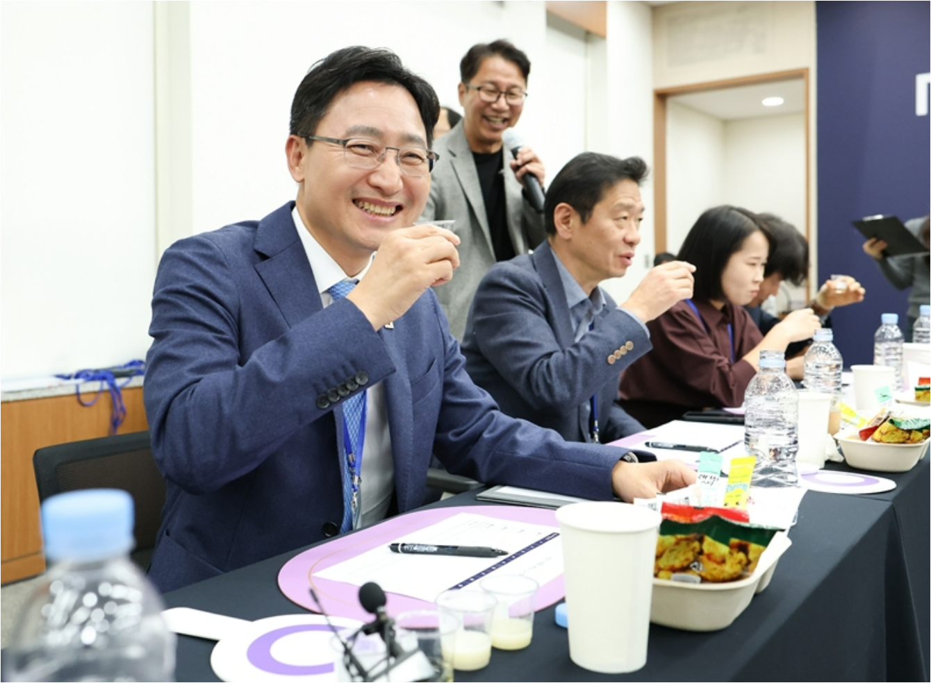 임광현 국세청장이 14일 서울지방국세청에서 열린 '2025 K-술 어워드'에서 블라인드 테스트를 하고 있다.