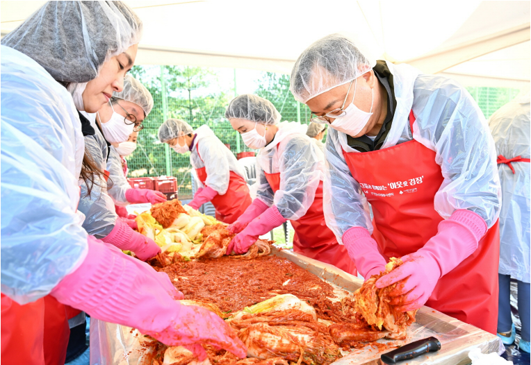 명노현 (주)LS 부회장(우측)이 15일 LS미래원에서 열린 김장 나눔 행사에 참여해 LS 임직원 및 안성시 자원봉사자들과 함께 김치를 담그고 있다. (사진=LS)