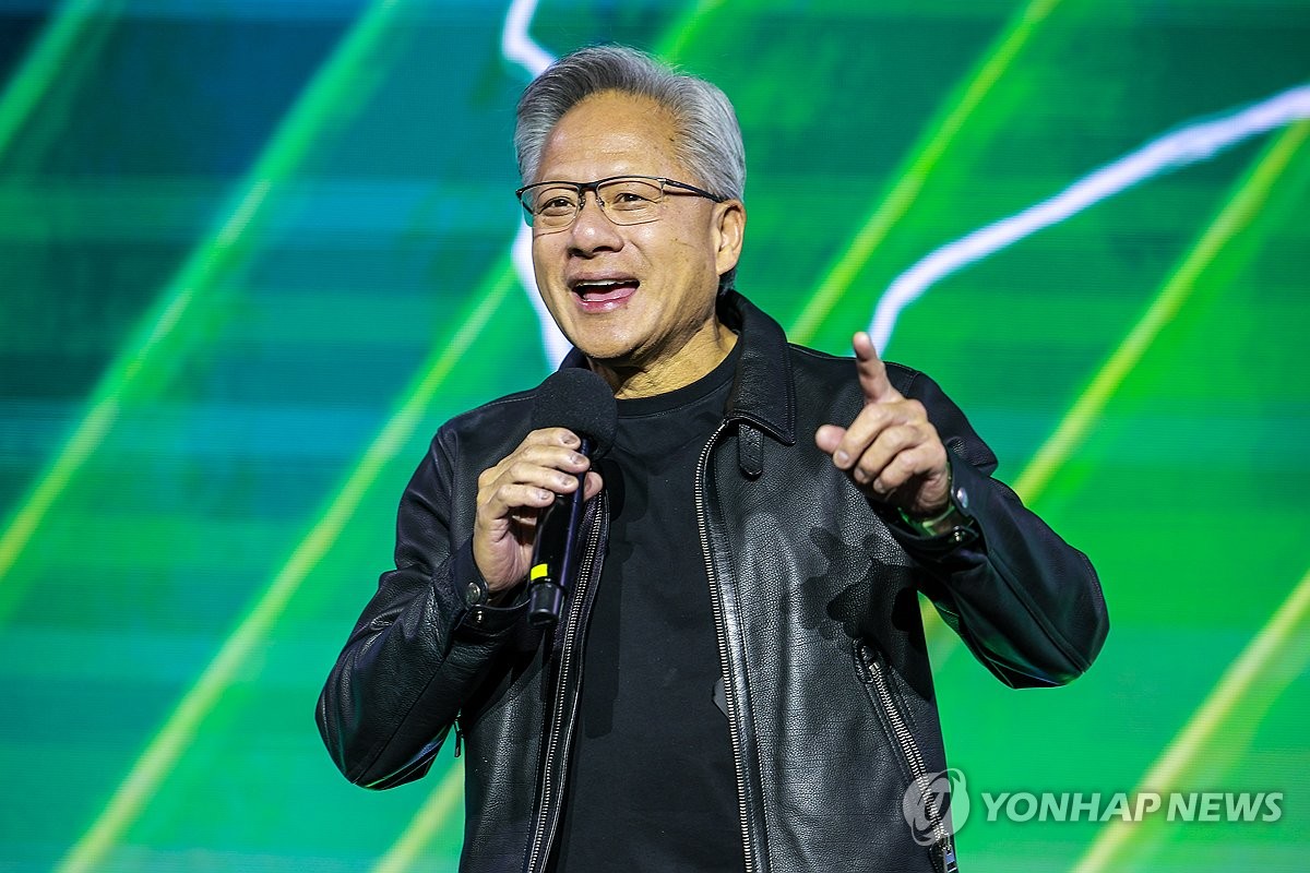 젠슨 황 엔비디아 최고경영자가 지난달 30일 서울 코엑스에서 열린 엔비디아의 그래픽카드(GPU) '지포스' 출시 25주년 행사에서 단상에 올라 발언하고 있다. 2025.11.6/ 사진=연합뉴스