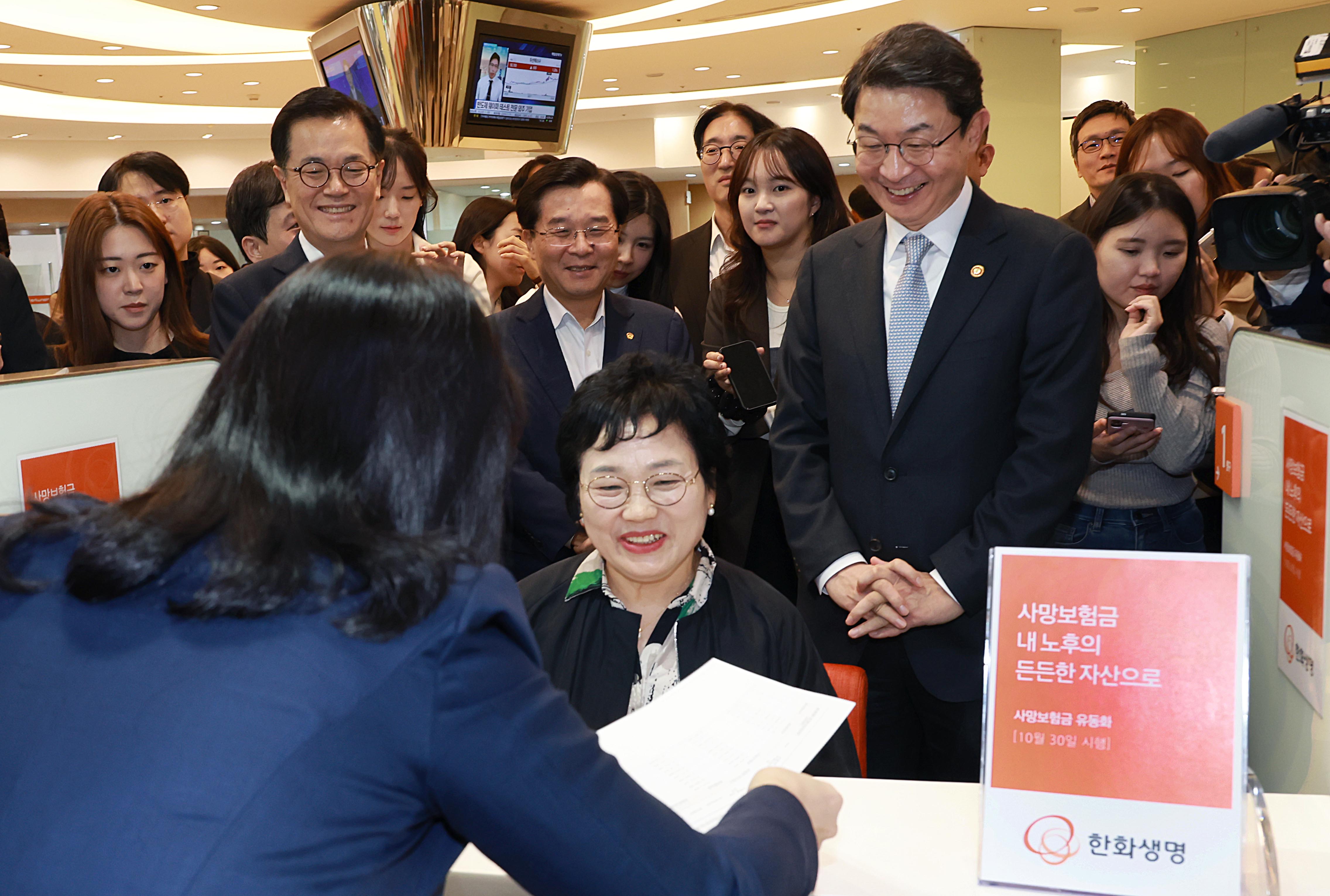 이억원 금융위원장이 지난달 30일 오후 서울 중구 한화생명 시청 고객센터에 방문해 사망보험금 유동화 출시일에 맞춰 준비상황을 점검하고, 현장의 목소리를 청취했다. 사진=금융위원회