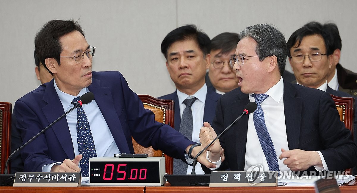 18일 서울 여의도 국회에서 열린 운영위원회 전체회의에서 김용범 대통령실 정책실장이 국민의힘 김은혜 의원의 질의에 답하는 도중 언쟁을 이어가자 우상호 대통령실 정무수석이 이를 제지하고 있다. 2025.11.18 사진=연합뉴스