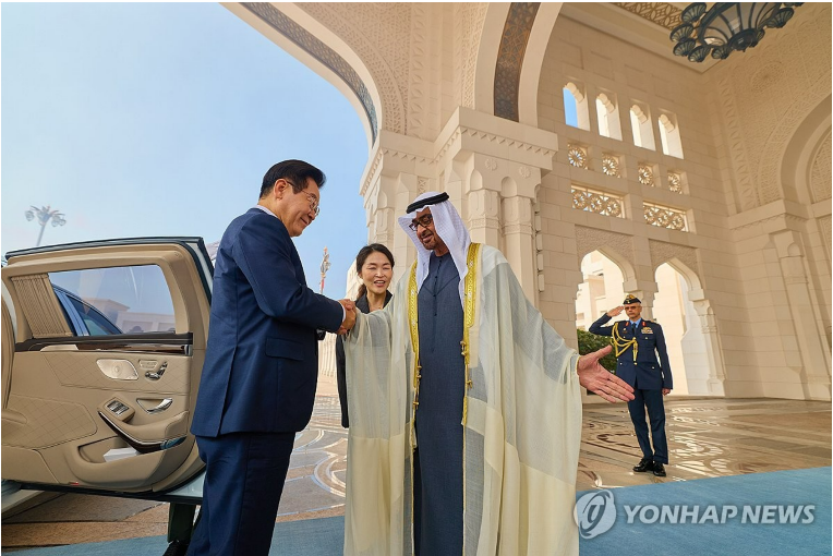 아랍에미리트(UAE)를 국빈 방문 중인 이재명 대통령이 18일(현지시간) 아부다비 대통령궁에서 영접나온 무함마드 빈 자이드 알 나흐얀 대통령과 인사하고 있다. (사진=연합뉴스)