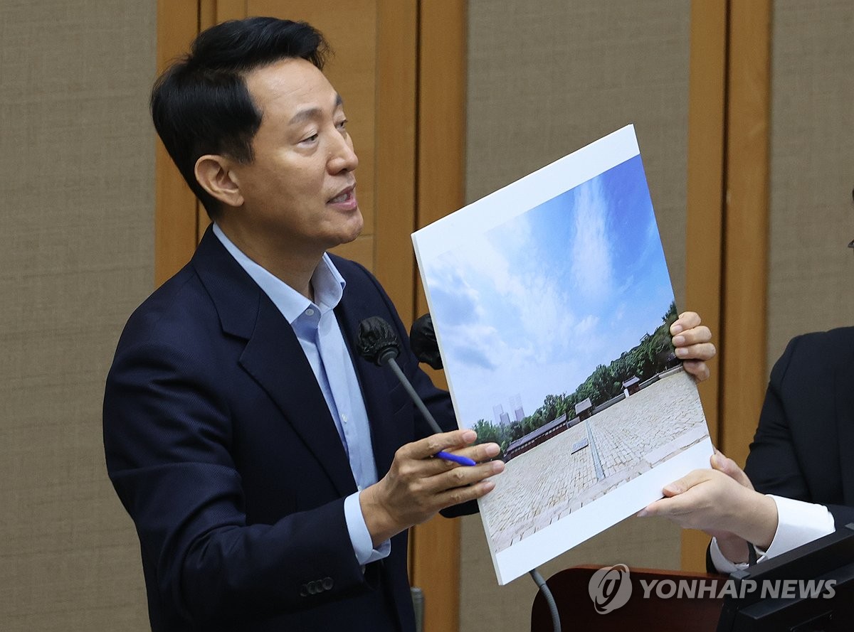 오세훈 서울시장이 18일 서울 중구 서울시의회에서 열린 제333회 정례회 시정질문에 참석, 세운4구역 재개발과 관련된 자료를 들고 질의에 답하고 있다. 2025.11.18 사진=연합뉴스