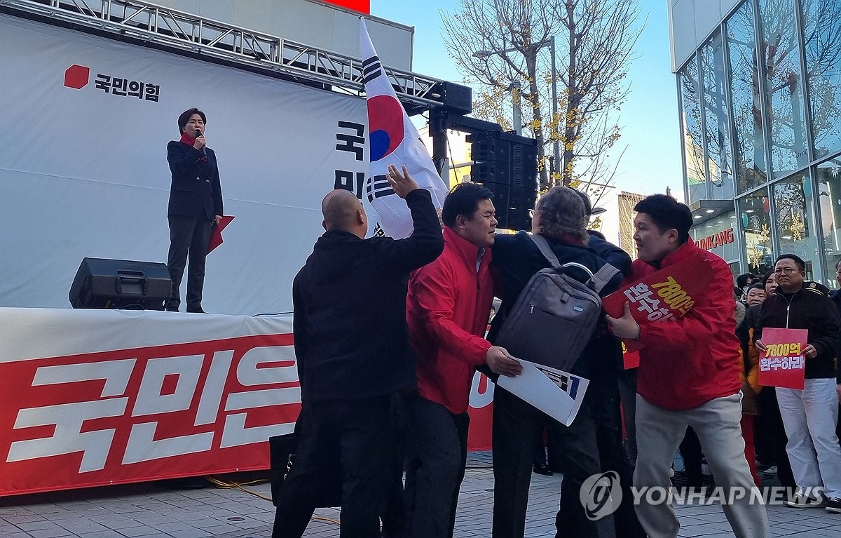  29일 대전 중구 으능정이 거리에서 열린 '국민의힘 민생회복 법치수호 국민대회'에서 양향자 최고위원이 "윤석열 대통령의 계엄은 불법이었다"고 발언하자 당원들이 종이컵을 던지고 야유를 보내는 등 항의했다. 사진=연합뉴스