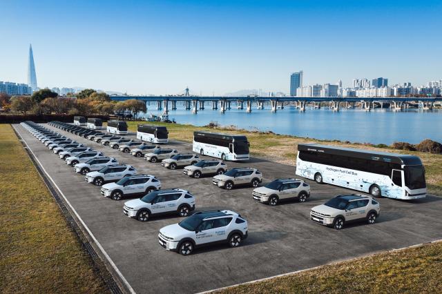 수소위원회 CEO 서밋에 지원되는 디 올 뉴 넥쏘와 유니버스 수소전기버스의 모습 (현대자동차 제공)