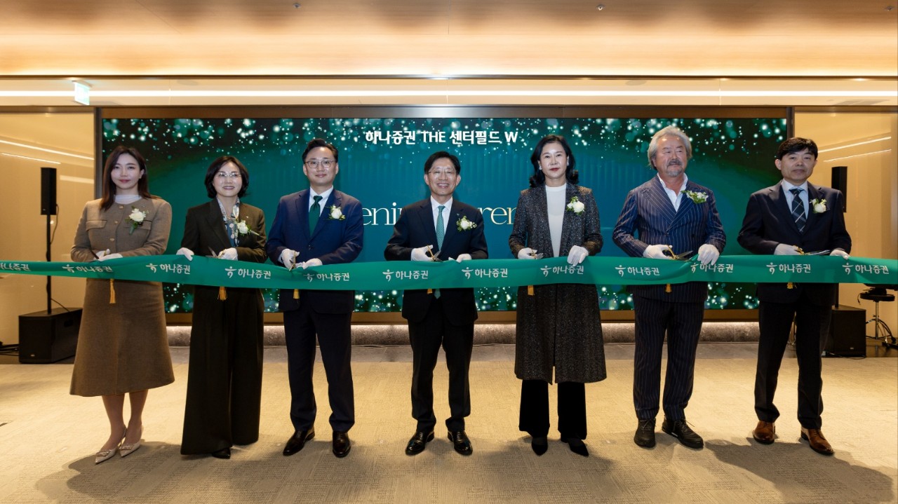 강성묵 하나증권 대표이사(가운데), 조대현 WM그룹장(왼쪽 세번째), 박춘희 하나증권 THE 센터필드 W 센터장(왼쪽 두번째)이 행사에 참여해 기념촬영하고 있다. (사진 : 하나증권)