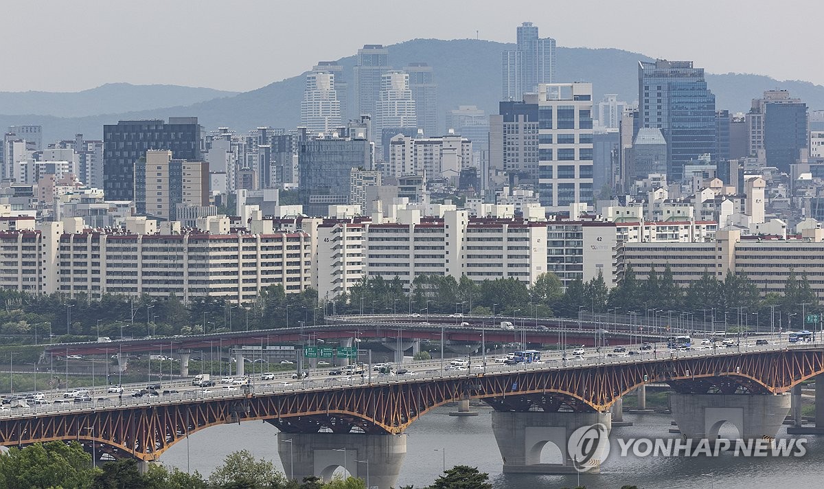 서울 응봉산에서 바라본 강남구 압구정동, 청남동 일대 아파트 단지. 사진=연합뉴스