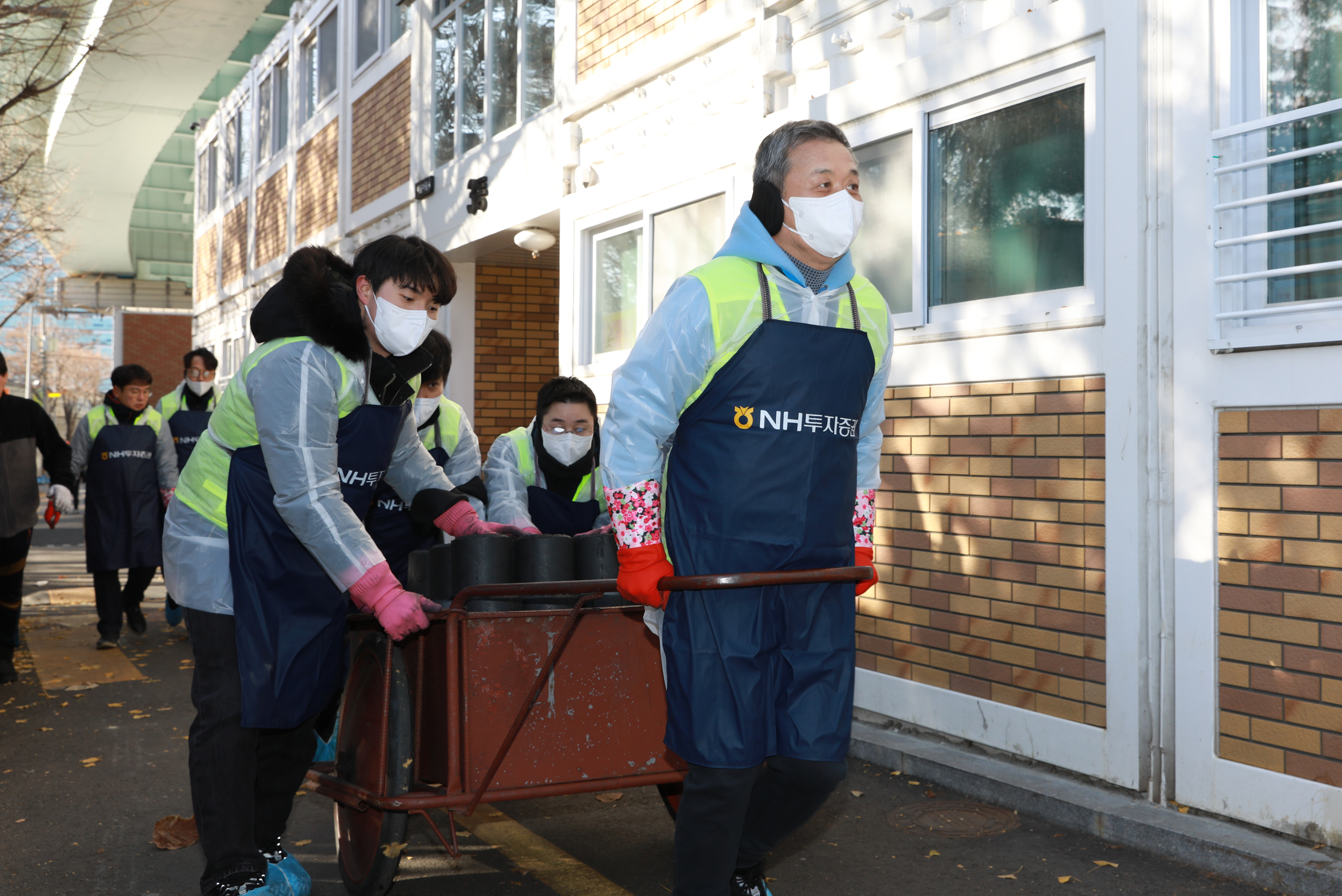 NH투자증권이 영등포 쪽방촌에서 연탄 2천장을 전달하는 나눔 행사를 실시했다고 4일 밝혔다. 윤병운 대표이사와 임직원들이 3일 영등포 쪽방촌에 연탄을 전달하고 있다. (사진 : NH투자증권)