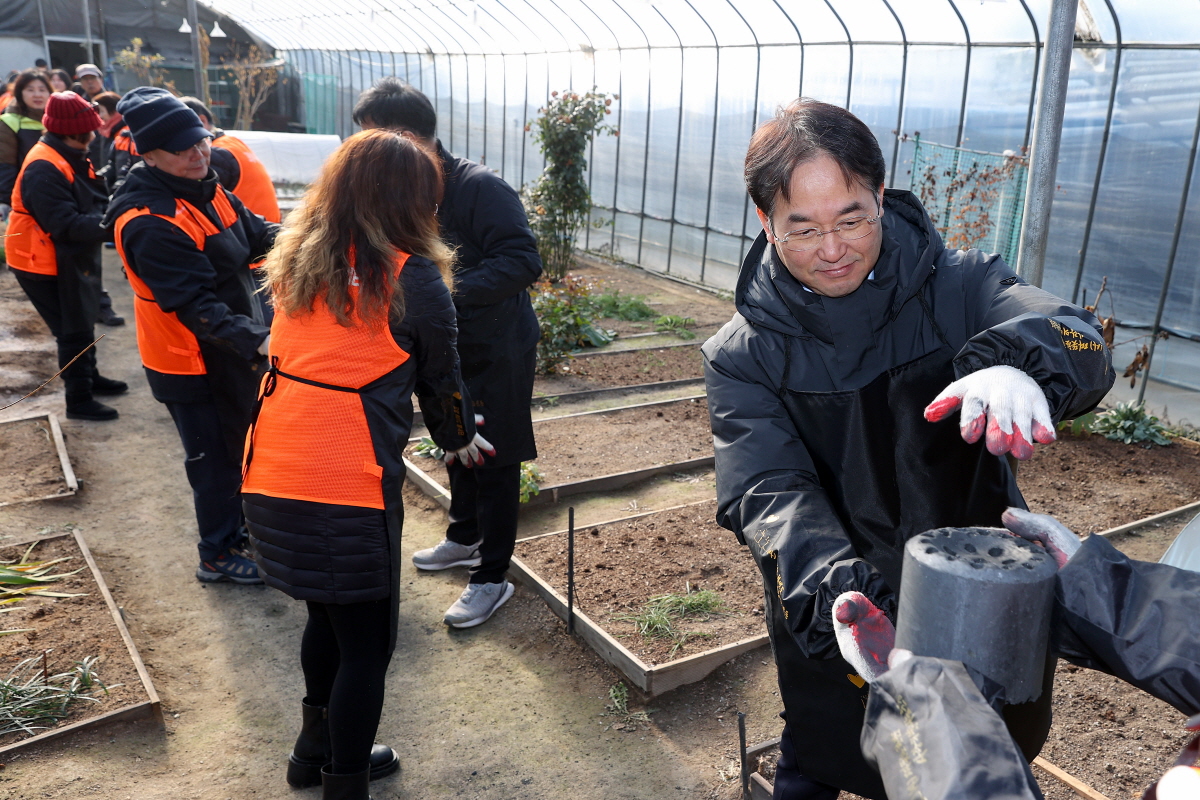 지난해 12월 열린 고양시자원봉사센터 사랑의 연탄 나눔 행사. 고양시 제공