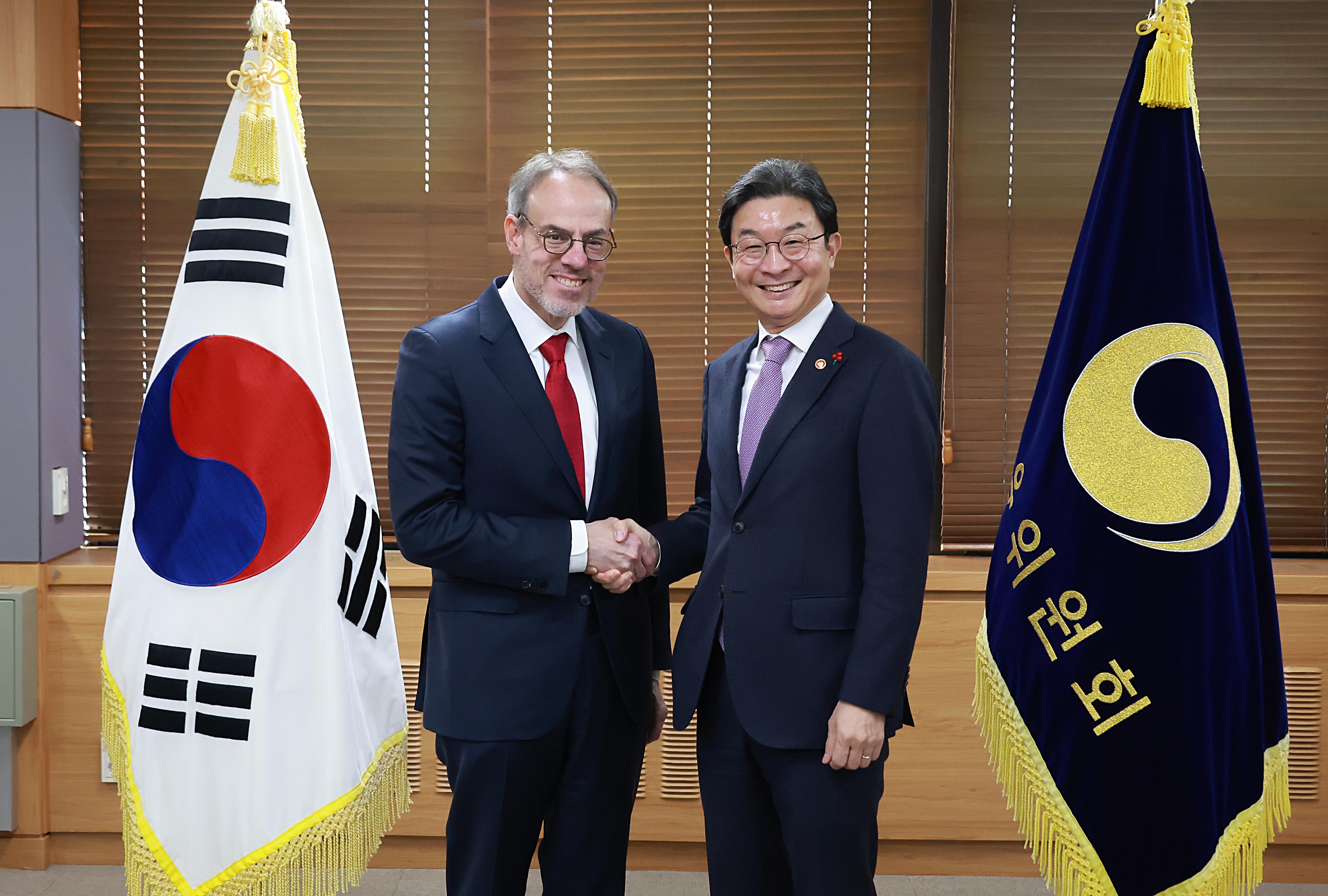 이억원 금융위원장이 5일 오전 서울 종로구 정부서울청사에서 데이비드 A. 자폴스키 아마존 수석부회장과 면담을 통해 금융 AI 생태계 정착을 위한 금융보안 협력방안을 논의했다. 사진=금융위원회