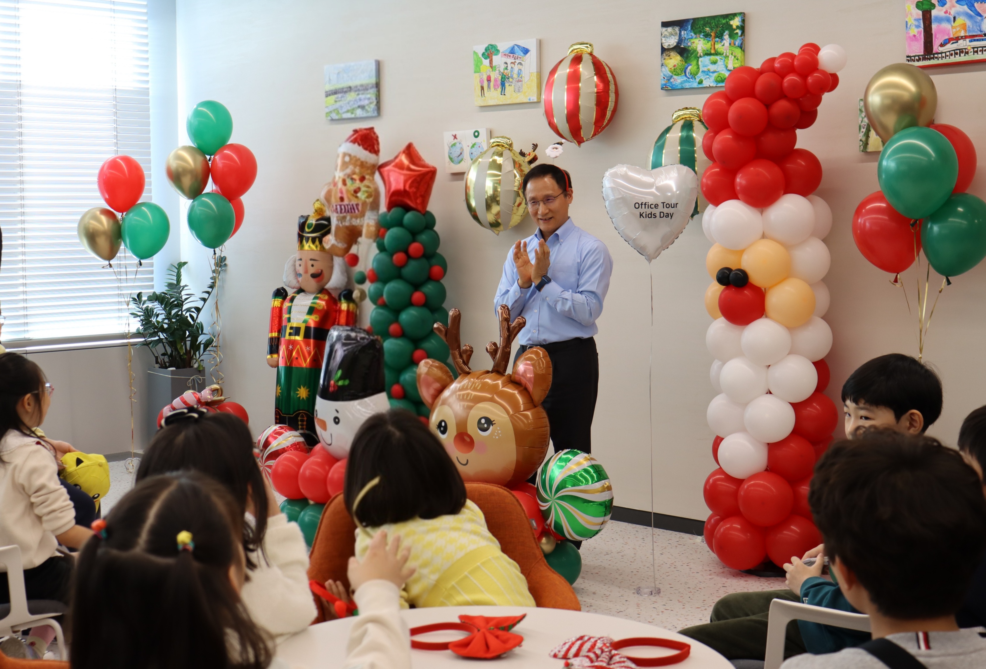 우리투자증권은 지난 5일 서울 여의도 본사에서 임직원 자녀를 초청해 특별한 추억을 선사하는 ‘제2회 우리 오피스투어 키즈데이’를 개최했다고 10일 밝혔다. (사진 : 우리투자증권)