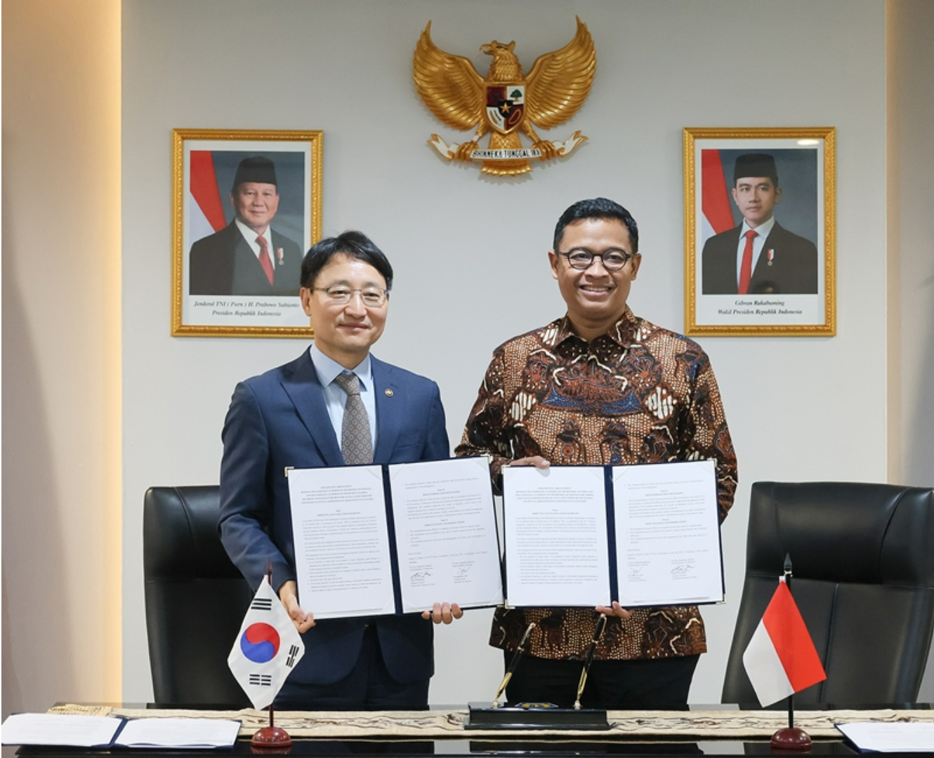 임광현 국세청장(왼쪽)과 비모 위자얀토 인도네시아 국세청장이 MOU 체결한 후 기념 촬영을 하고 있다.