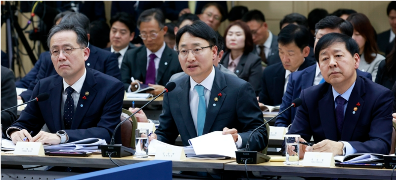 임광현 국세청장(가운데)이 11일 세종시 정부세종컨벤션센터에서 열린 '2026년 대도약하는 경제, 신뢰받는 데이터' 기획재정부(국세청·관세청·조달청)-국가데이터처 업무보고에서 이재명 대통령의 질문에 답하고 있다.